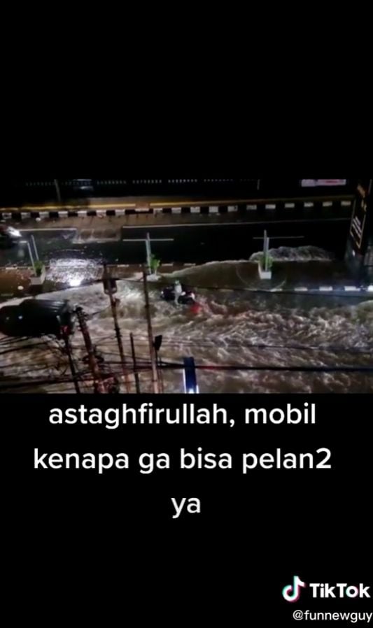 Pemotor menerjang banjir malah kena apes. (TikTok)