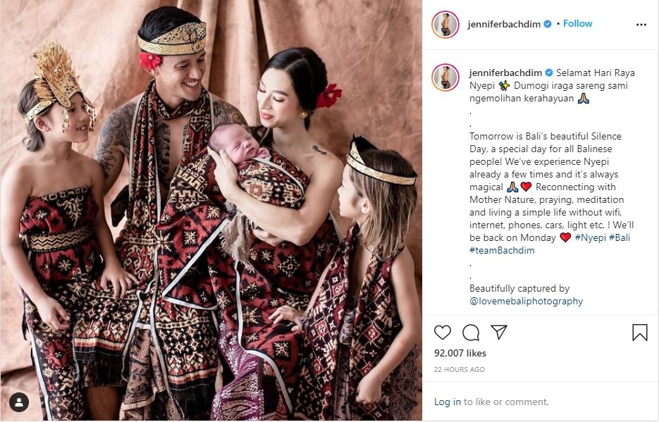 Jennifer Bachdim bagikan potret keluarga saat ucapkan selamat Hari Raya Nyepi. (Instagram/jenniferbachdim)