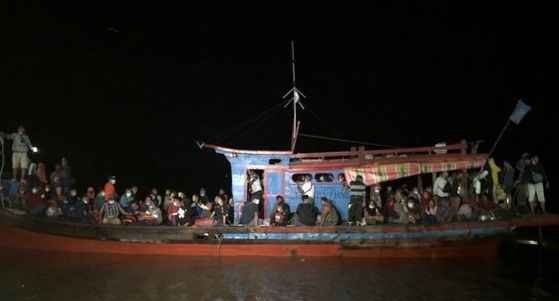 TNI AL dan Polair amankan satu kapal pengangkut TKI Ilegal di Tanjung Balai Asahan. [Medanheadlines.com]