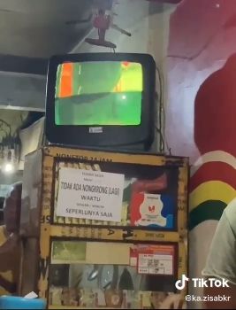 Nonton TV di warkop harus bayar Rp 2000. (Tiktok/@ka.zisabkr)