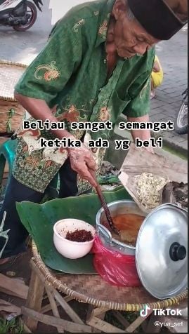 Kakek berusia 90 tahun masih semangat berjualan toge goreng. (Tiktok/@yua_set)