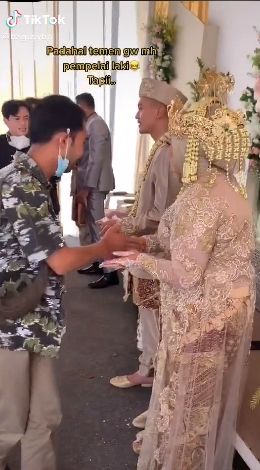 Pengantin wanita kaget dapat bingkisan ini dari teman suami. (Tiktok/@bagusybp)