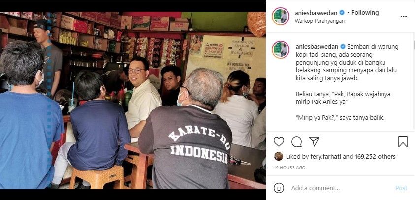 Unggahan Anies Baswedan saat mengobrol dengan pengunjung warkop - (Instagram/@aniesbaswedan)