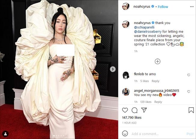 Busana unik Noah Cyrus di ajang Grammy Awards 2021. (Instagram/@noahcyrus)