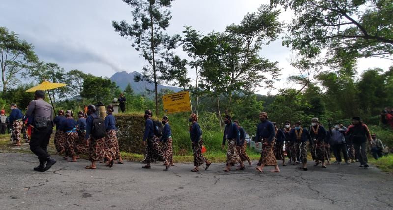 Prosesi upacara Labuhan Merapi dalam rangka memperingati tingalan jumenengan dalem atau ulang tahun kenaikan takhta Sri Sultan Hamengku Buwono X. Labuhan Merapi tahun ini diselenggarakan dengan terbatas menyesuaikan kondisi pandemi Covid-19 dan status Siaga (Level III) Gunung Merap, Senin (15/3/2021). [Hiskia Andika Weadcaksana / SuaraJogja.id]