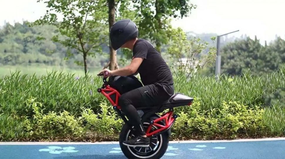 Motor unik pakai satu roda. (rideapart.com)