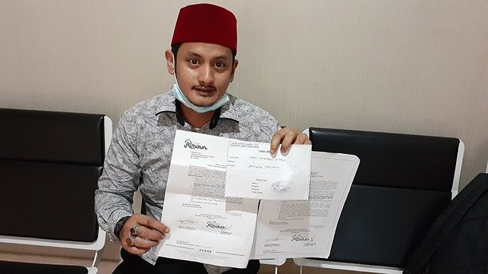 Direktur Eksekutif LBH Almaun, Khalid Akbar melaporkan Ketua Partai Demokrat versi KLB Moeldoko ke Bareskrim Polri Jakarta. [Suara.com/Bagaskara Isdiansyah] 