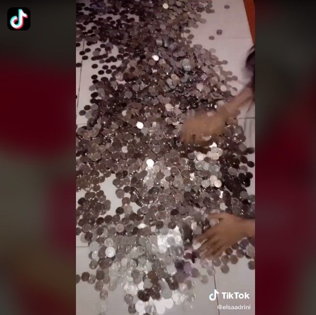 Bongkar tabungan masa kecil (TikTok)