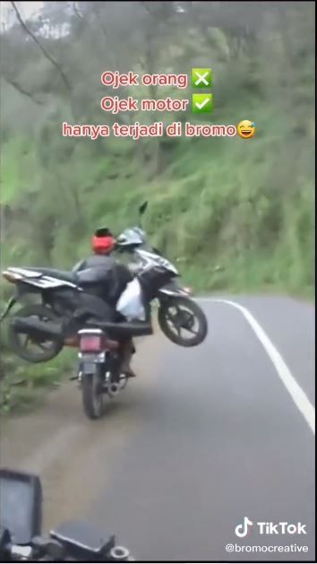 Ojek motor di Bromo (TikTok @bromocreative)