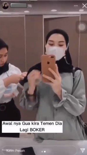 Seorang perempuan main TikTok di toilet melihat penampakan anak kecil. Penampakan seram anak kecil itu hadir di video TikTok di perempuan.