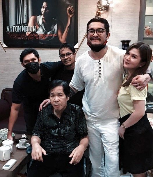 Miller Khan mengunggah foto kenangan bareng almarhum Anton Medan. [Instagram]