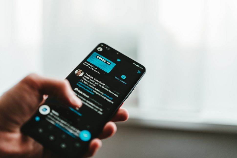 Ilustrasi Twitter. [Claudio Schwarz | @purzlbaum/Unsplash]