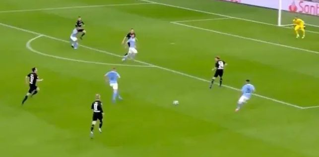 Sergio Aguero kesal tidak diberikan umpan.