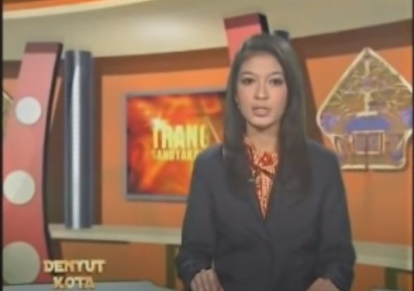 Selvi Ananda saat menjadi pembawa acara televisi. (Youtube/TATV)