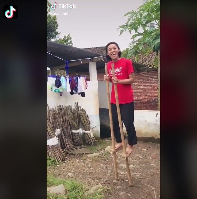 Naik egrang (Tiktok)