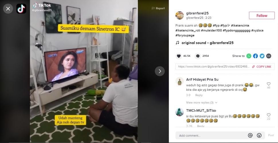 Viral emak-emak usilin suami yang fokus nonton Ikatan Cinta (TikTok).