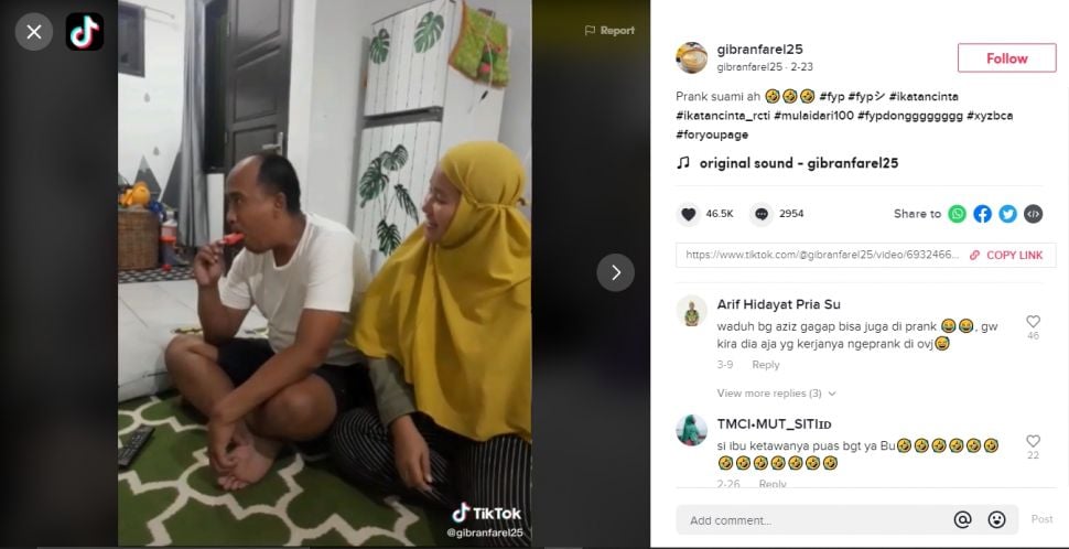 Viral emak-emak usilin suami yang fokus nonton Ikatan Cinta (TikTok).