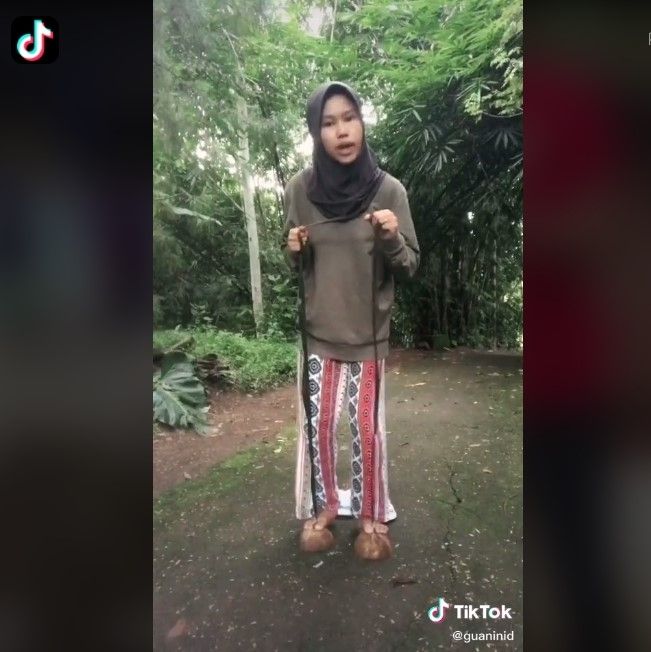 Naik egrang (Tiktok)