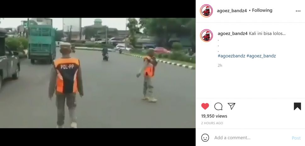 Aksi pemotor hindari razia, lolos dari sepakan Satpol PP. (Instagram)