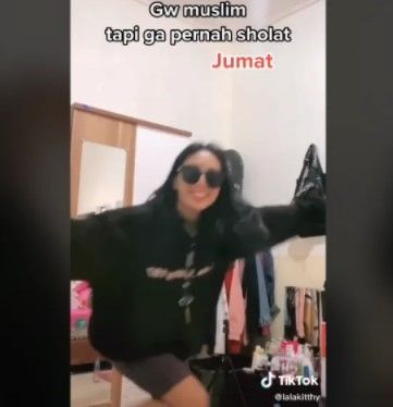 Seorang perempuan pakai baju hitam joget TikTok gue muslim tapi nggak pernah sholat. Sikap bangga tak pernah sholat itu pun viral dan mendapat cibiran dari netizen. 