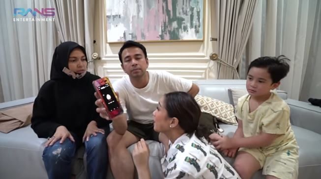 Reaksi Raffi Ahmad saat Nagita Slavina minta dibelikan berlian Rp11 miliar. (YouTube/Rans Entertainment)