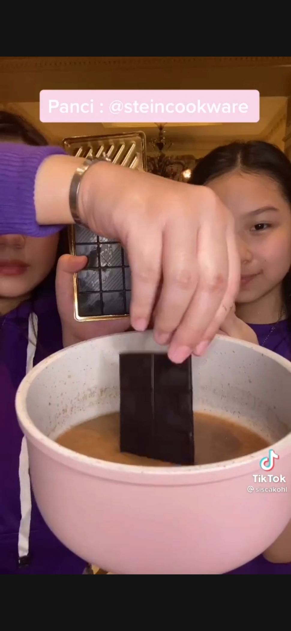 Sisca Kohl Trending di Twitter, Kali Ini Bikin Ramen Dark Chocolate 99 persen. (Dok: TikTok/SiscaKohl)