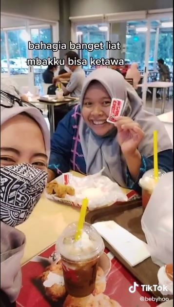 Wanita ini ajak ART-nya makan di restoran cepat saji (TikTok @bebyhoo)