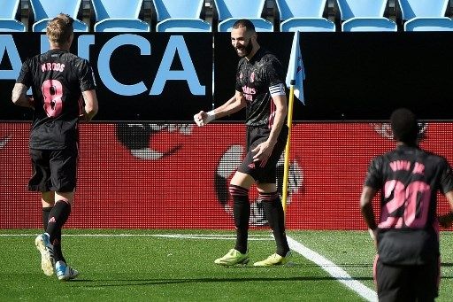 Pemain Real Madrid Karim Benzema rayakan gol ke gawang Celta Vigo dalam pertandingan La Liga di Balaidos, Sabtu (20/3/2021). [AFP]