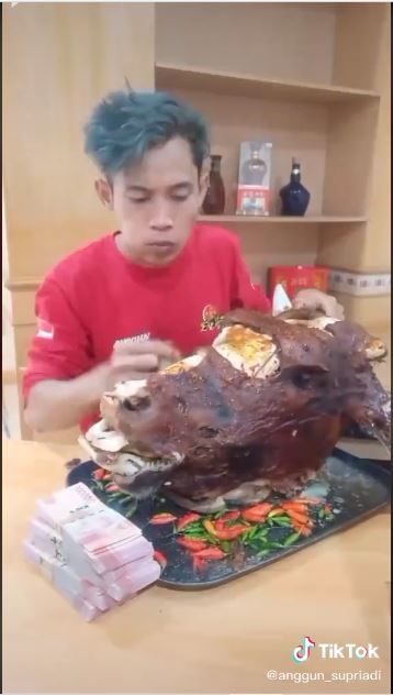 Makan kepala sapi utuh demi Rp50 juta (TikTok @anggun_supriadi)