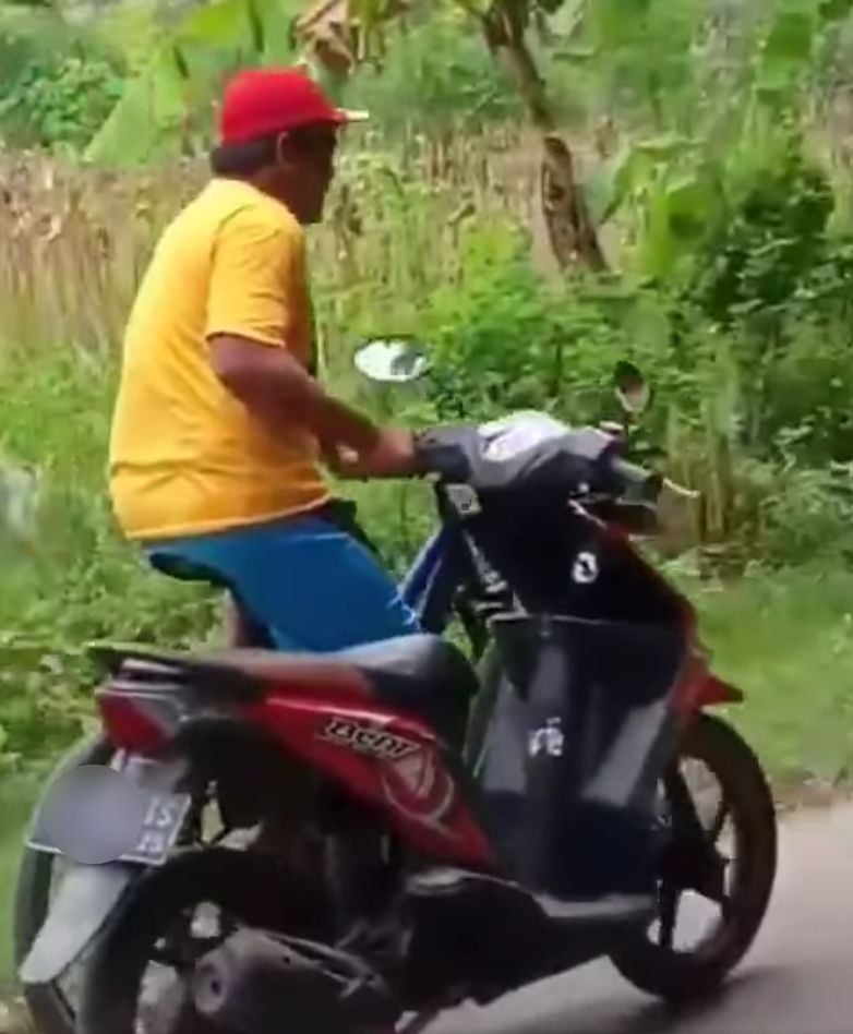 Pesepeda membawa Honda Beat dengan cara nyeleneh. (Facebook)