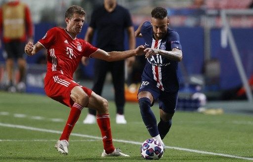 Aksi Thomas Muller saat berhadapan dengan Neymar dalam duel Bayern Munich vs PSG pada final Liga Champions musim lalu. (MATTHEW CHILDS / POOL / AFP) 