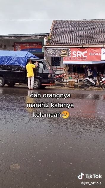 Pedagang batagor ini dimarahi pembeli saat antar makanan di tengah hujan (TikTok @jsx_official)