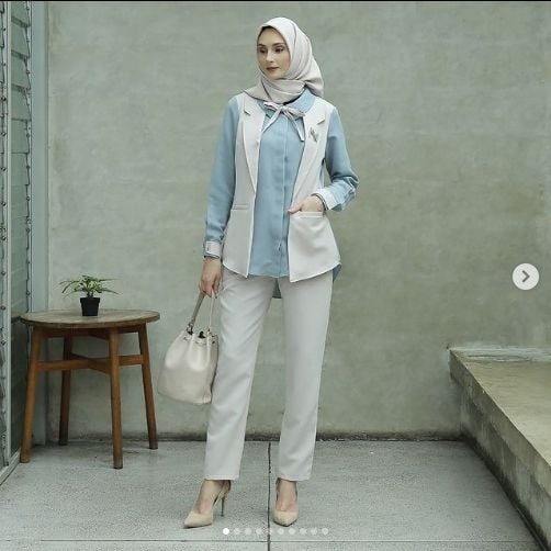 Modest Fashion Kantoran 2 in 1 Ala Nina Nugroho. (Dok Instagram/Nina Nugroho)