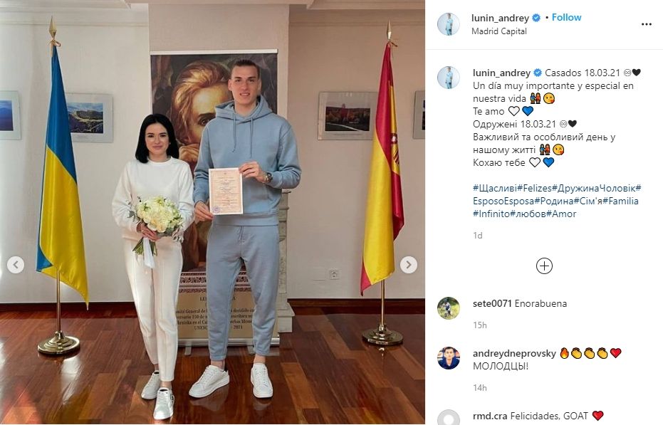 Kiper cadangan Real Madrid, Andriy Lunin menikah dengan setelan santai. (Instagram/lunin_andrey)