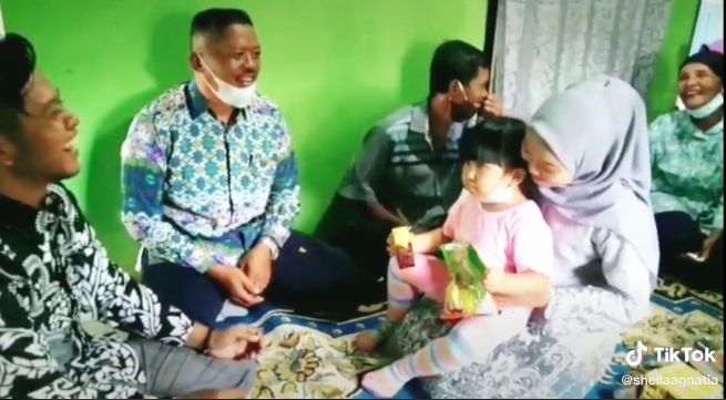 Prosesi lamaran. (Tiktok/@shellaagnatia)