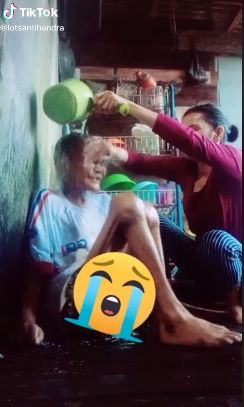 Seorang wanita rawat ibu. (Tiktok/@lotsantihendra)