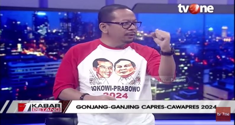 Bahas Pilpres 2024, Qodari pamer baju dukungan Jokowi-Prabowo (YouTube/TVOneNews).