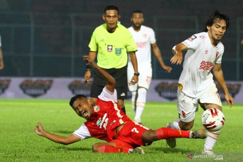 Pesepakbola PSM Makassar, Rasyid Bakri (kanan) melewati pesepakbola Persija Jakarta, Ramdani Lestaluhu (kiri) yang terjatuh dalam pertandingan babak penyisihan Grup B Piala Menpora di Stadion Kanjuruhan, Malang, Jawa Timur, Senin (22/3/2021). PSM Makassar mengungguli Persija Jakarta dengan skor akhir 2-0. (ANTARA FOTO/Ari Bowo Sucipto).