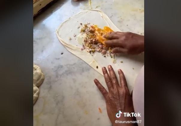 Viral Video Jajanan Diobok-obok Pakai Tangan, Publik: Higienis Sekali. (TikTok/@taurusman87)