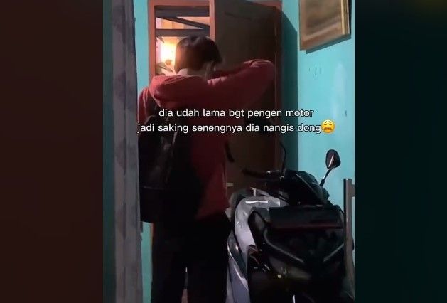 Kakak belikan adik sepeda motor. (TikTok/@sfr.jhn)