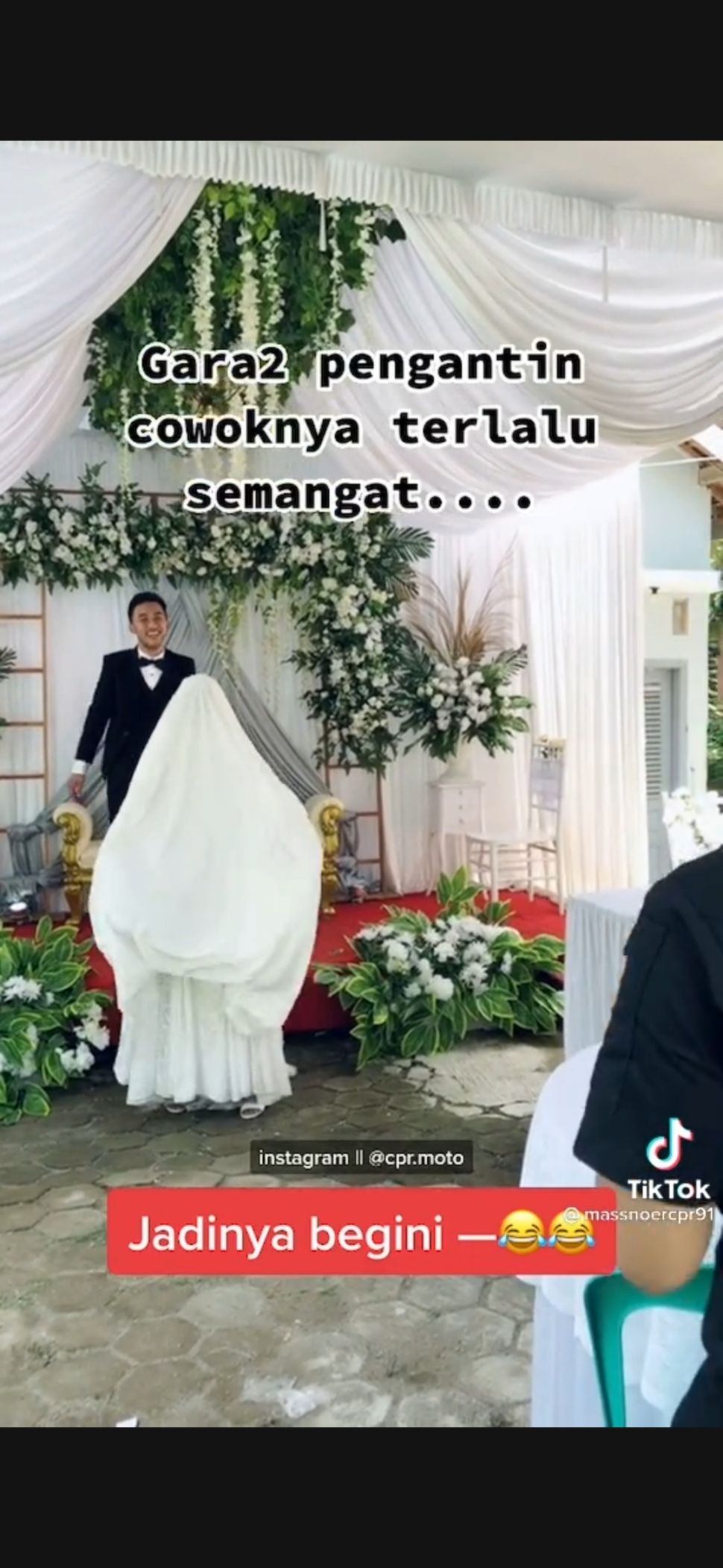 Terlalu Semangat Kibarkan Gaun Istri, Ending Foto Pengantin Pasangan Ini Bikin Ngakak. (Dok: TikTok/@massnoercpr91)