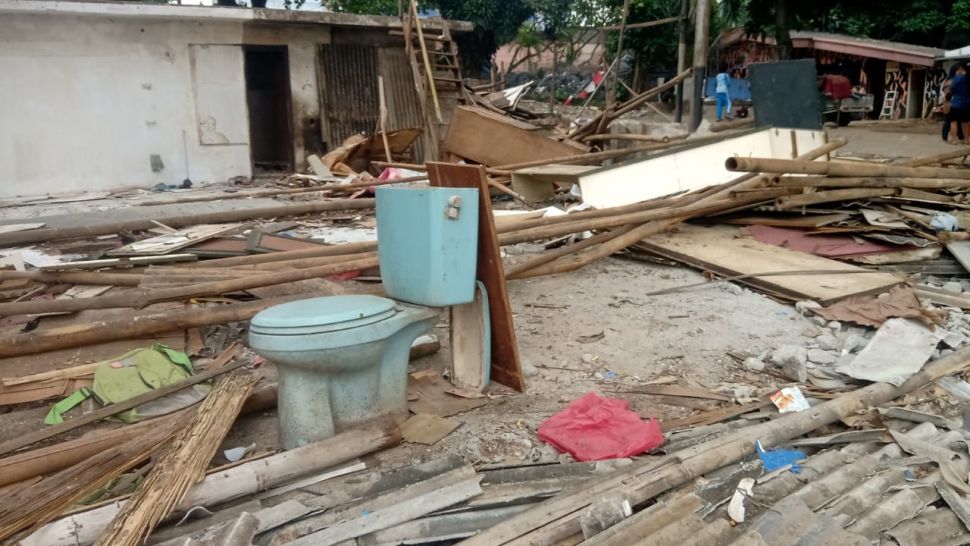 Kloset di antara reruntuhan bangunan di area sengketa lahan di Jalan Pancoran Buntu II, Jakarta Selatan. [Suara.com/Yosea Arga Pramudita]