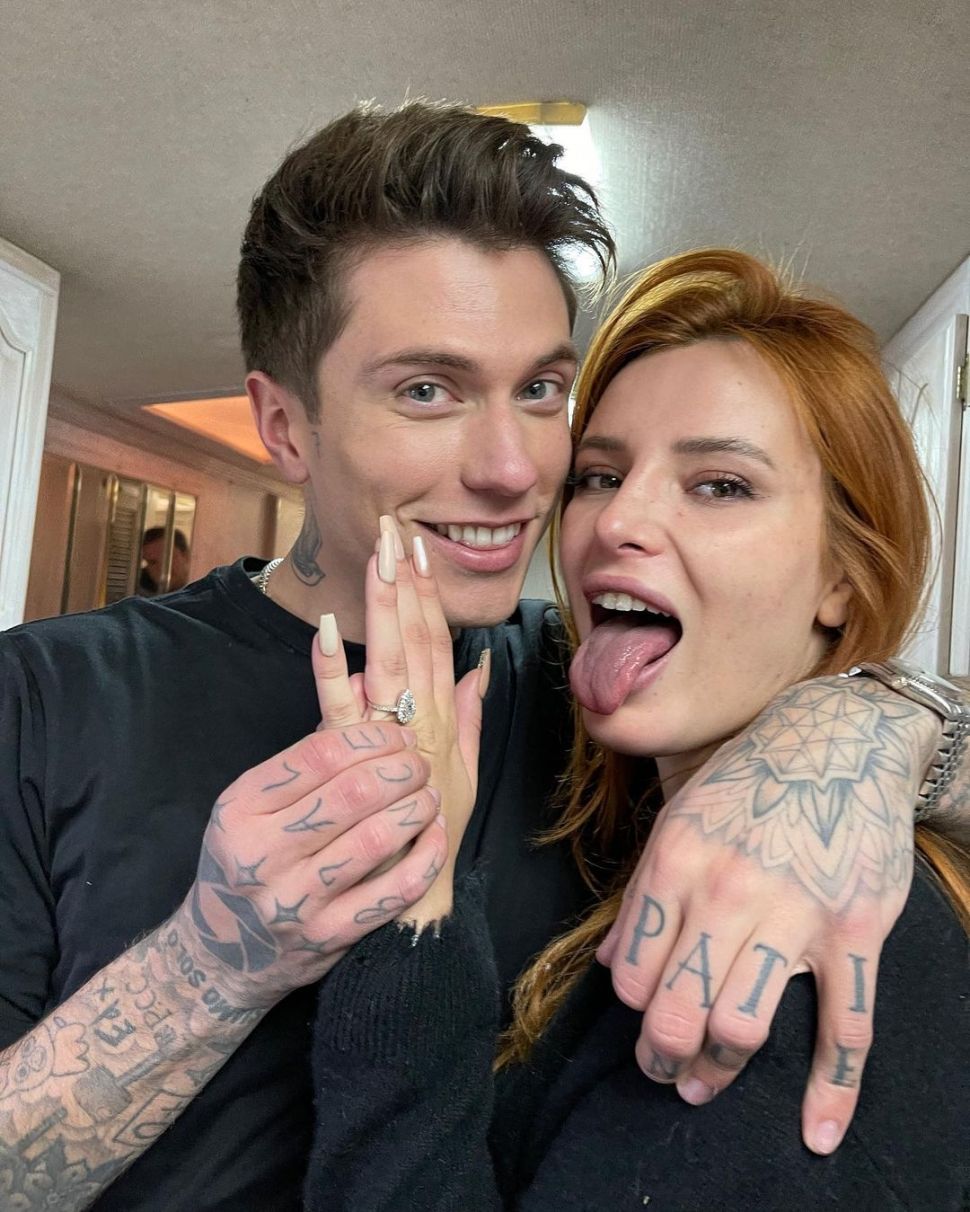 Bella Thorne tunangan dengan Benjamin Masolo. [Instagram]