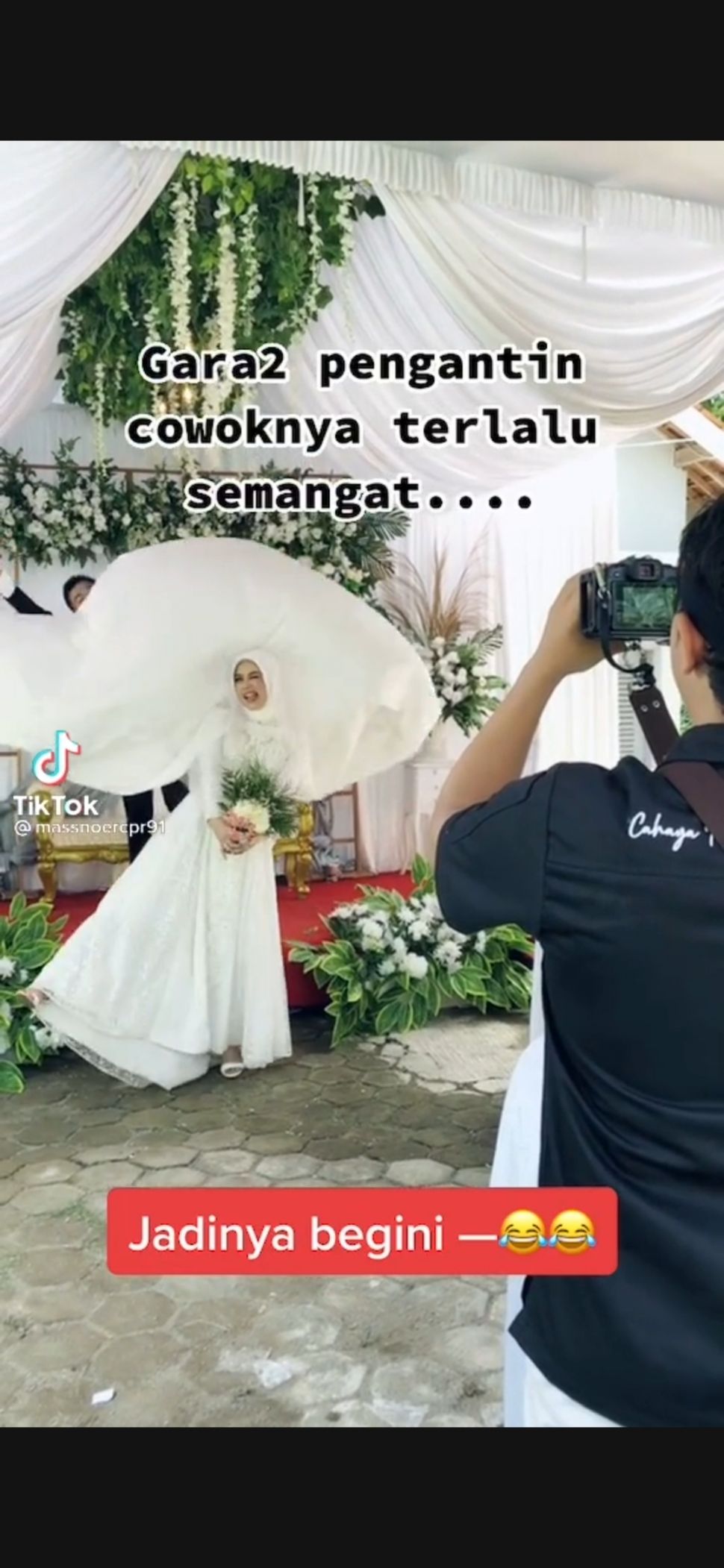 Terlalu Semangat Kibarkan Gaun Istri, Ending Foto Pengantin Pasangan Ini Bikin Ngakak. (Dok: TikTok/@massnoercpr91)