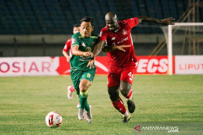 Penyerang Persebaya Surabaya Samsul Arif (kiri) berduel dengan pemain belakang Persik Kediri OK John pada laga Piala Menpora di Stadion Si Jalak Harupat, Kabupaten Bandung, Jawa Barat, Selasa (23/3/2021). (ANTARA/HO-Official Persebaya Surabaya)