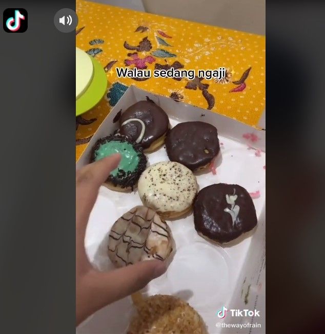 Momen kocak emak selamatkan donat cokelat (tiktok)