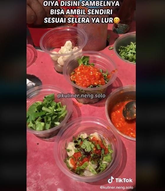 Bakso dalam gelas murah meriah di Solo. (TikTok/@kuliner.neng.solo)