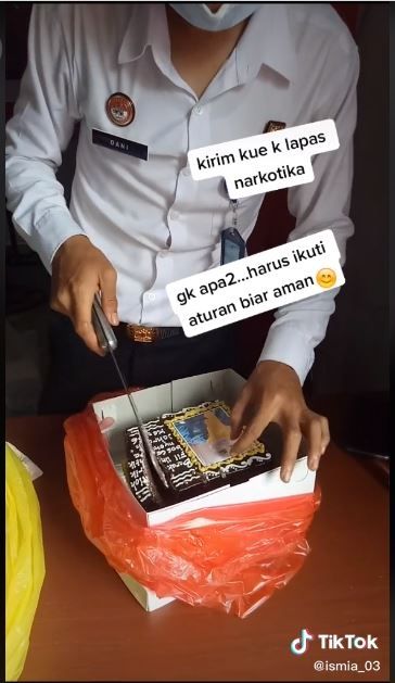 Pemeriksaan kue di lapas narkotika (Tiktok @ismia_03)