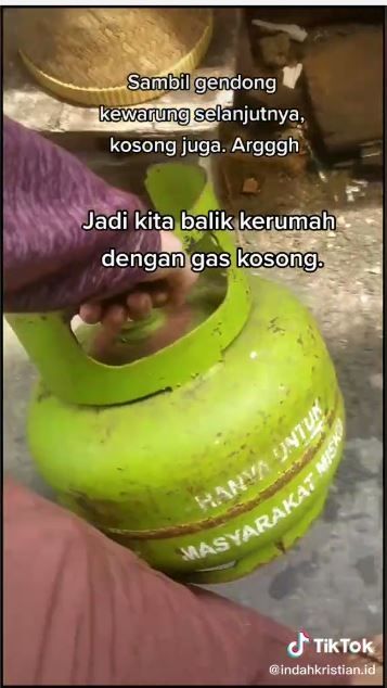 Membeli gas bersama anak (TikTok @indahkristian.id)