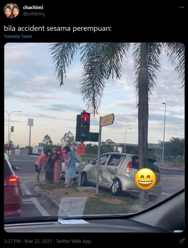 Emak-emak jadi sorotan usai kecelakaan mobil. (Twitter/@@snhkimy)